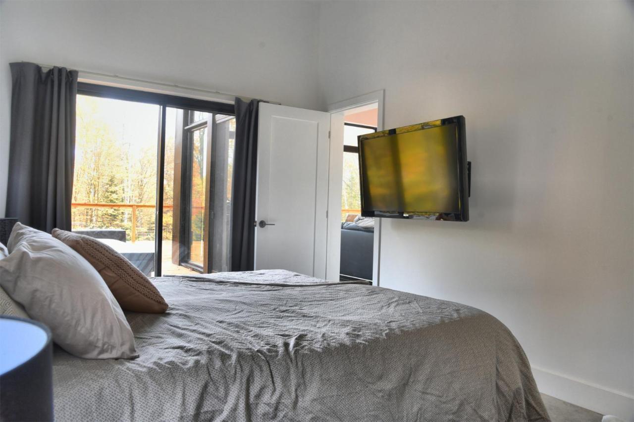 Kallm-Mont-Tremblant Chalet With Hot Tub, Pond & Beach On Private 7Acre Estate Lac Superieur Exterior photo